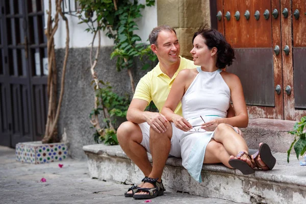Romantisk dating par ha resten utomhus i city — Stockfoto
