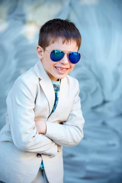 Un niño con un bonito traje y gafas. Retrato infantil —  Fotos de Stock