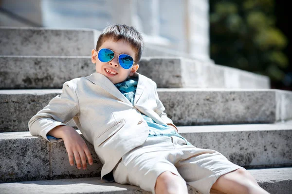 Güzel bir takım elbise ve gözlük içindeki küçük çocuk. Çocuk portre — Stok fotoğraf