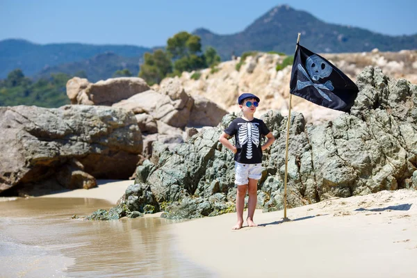 Cute boy dressed as pirate on tropical beach — Stock Photo, Image