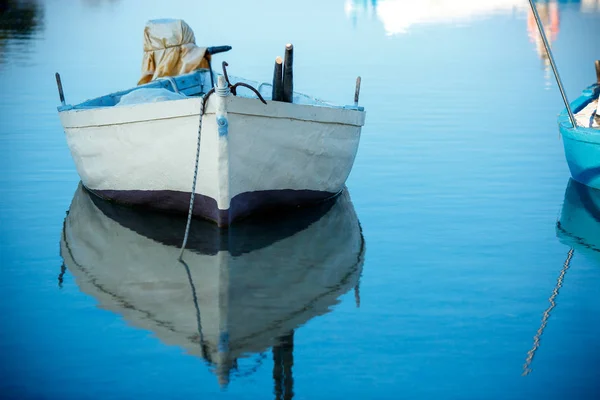 Barca sul lago con riflesso in acqua all'alba — Foto Stock