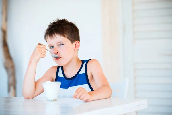 Portret van kleine jongen weigert te eten heerlijke yoghurt — Stockfoto