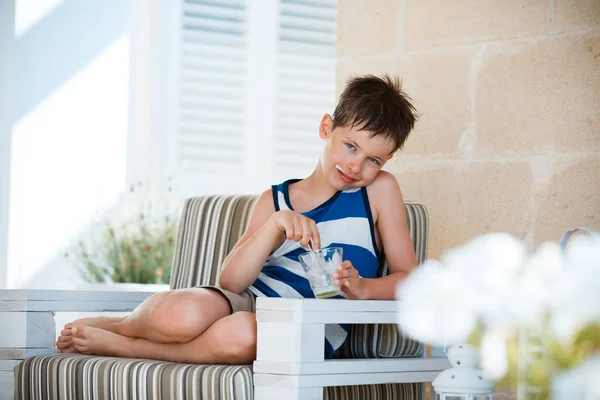 Portret van een lachend jongetje dat heerlijke yoghurt eet — Stockfoto