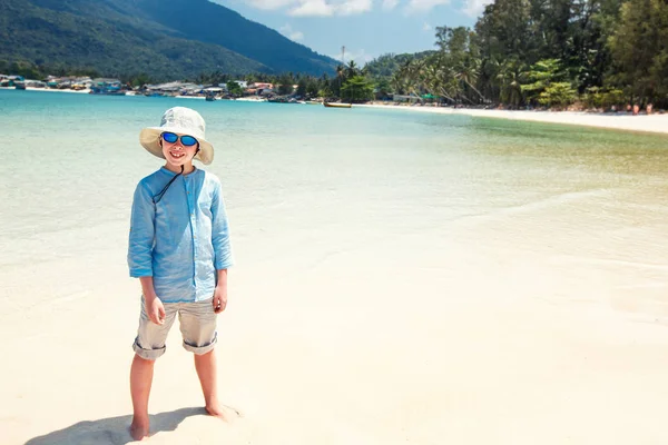 可爱的小男孩，在马里布海滩在岛帕岸岛，泰国 — 图库照片