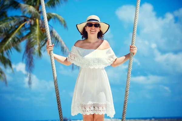 Bella donna che oscilla su una spiaggia tropicale, sull'isola di Koh Phangan. Tailandia . — Foto Stock