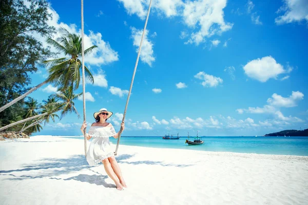 Krásná žena, houpání na tropické pláži, ostrov Koh Phangan. Thajsko. — Stock fotografie