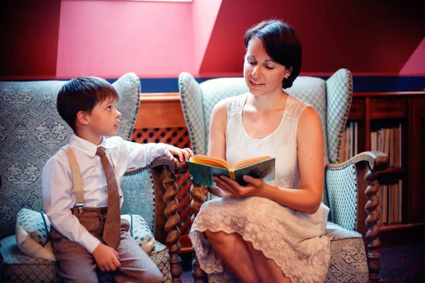 Yoing anne ve küçük oğlu bir kitap okuma — Stok fotoğraf