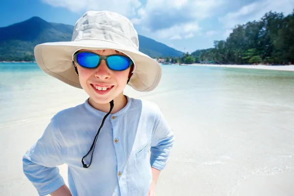 Lindo niño en la playa de Malibú en Koh Phangan Island, Tailandia — Foto de Stock