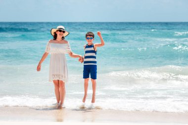 Genç anne ve oğlu Tayland Beach