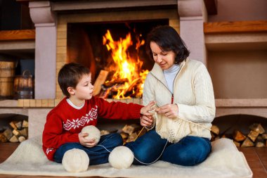 Anne ve küçük oğlu tarafından evde bir şömine