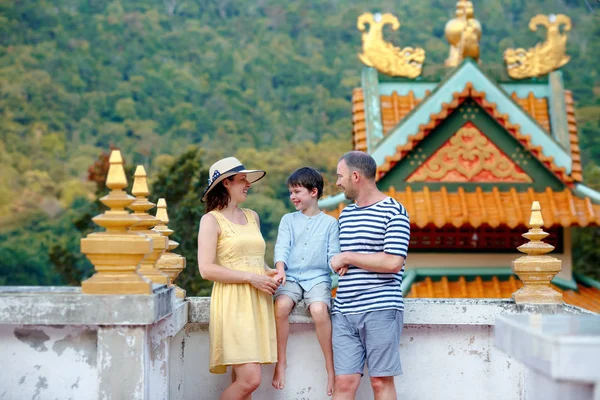 Família desfrutando de vistas do belo templo chinês na ilha Koh Phangan — Fotografia de Stock