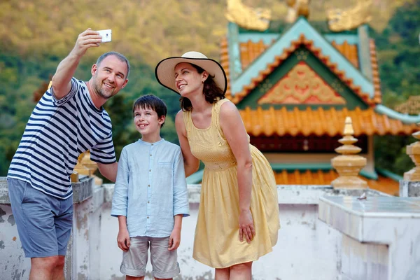 Beautiful family making self portrait with a mobile phone — Stock Photo, Image