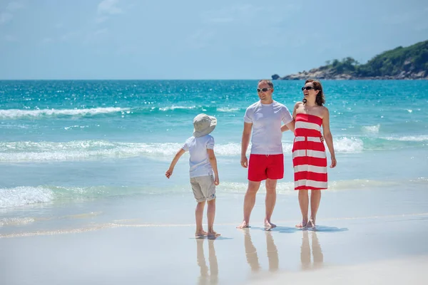 年轻的家庭的三个开心热带海滩 — 图库照片