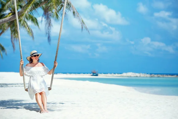 O femeie frumoasă care se leagănă pe o plajă tropicală, insula Koh Phangan. Thailanda . — Fotografie, imagine de stoc