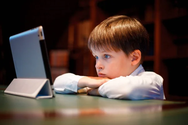 Schattige kleine jongen met een tablet pc — Stockfoto