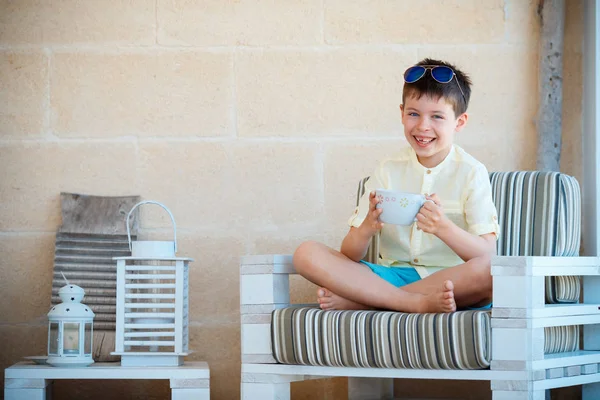 Sonriente lindo niño bebiendo taza café té caliente bebida —  Fotos de Stock