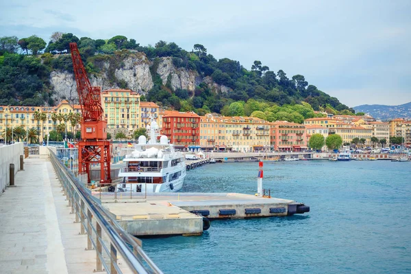 Barcos, yates y grúas en el puerto de Niza —  Fotos de Stock