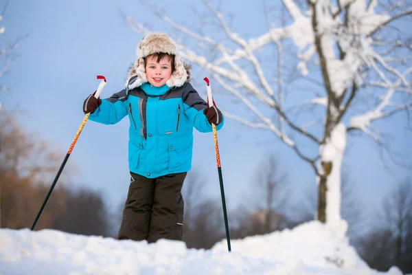 Schattige kleine jongen plezier tijdens het skiën op grensoverschrijdende buitenshuis — Stockfoto