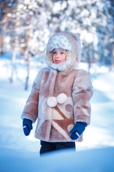 Porträtt av lilla pojke spela utomhus i vinter skog — Stockfoto