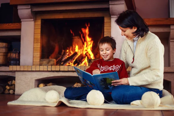 母亲和她的小儿子在家里壁炉旁 — 图库照片