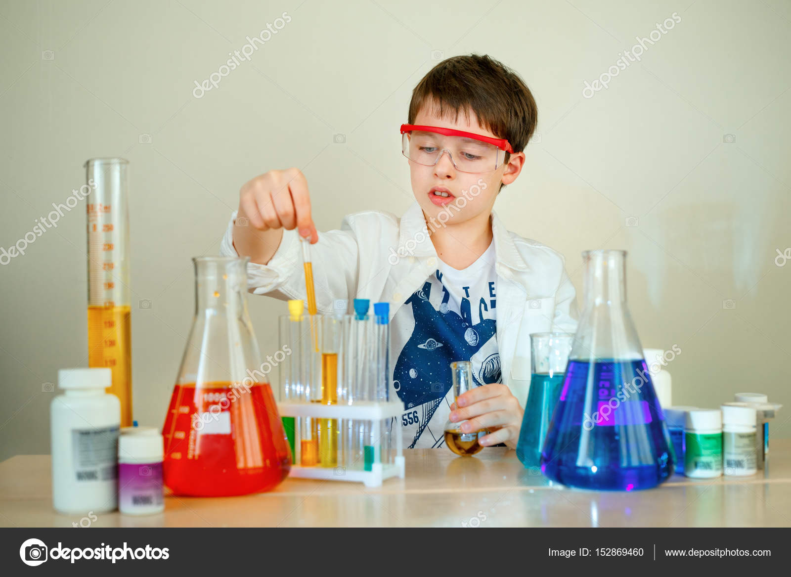 Cute boy is making science experiments in a laboratory — Stock Photo