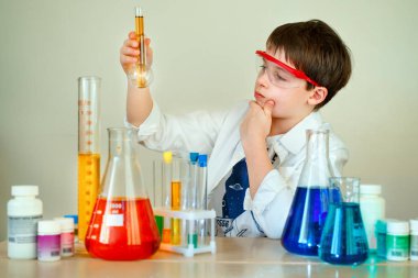 Yakışıklı bir laboratuvarda bilim deneyler yapıyor