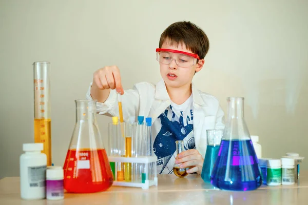 Rapaz giro está a fazer experiências científicas num laboratório. — Fotografia de Stock