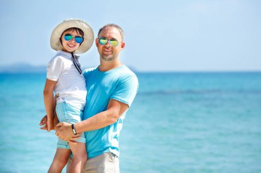 Mutlu baba ve açık havada şirin küçük oğlu