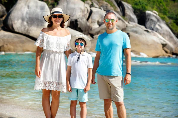 Jonge mooie familie wandelen op strand — Stockfoto