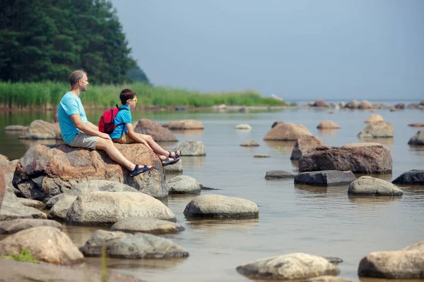 Família de dois desfrutando de vista panorâmica das rochas na costa de Kasmu, Estônia — Fotografia de Stock