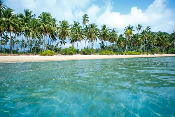 Playa tropical y palmeras de coco en Koh Samui, Tailandia — Foto de Stock