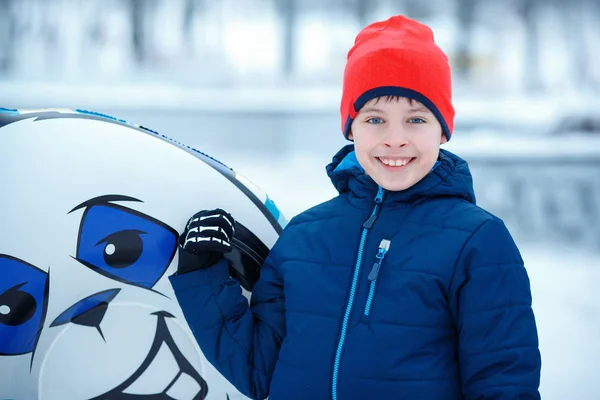 Lindo niño pequeño con tubo de nieve jugando al aire libre —  Fotos de Stock