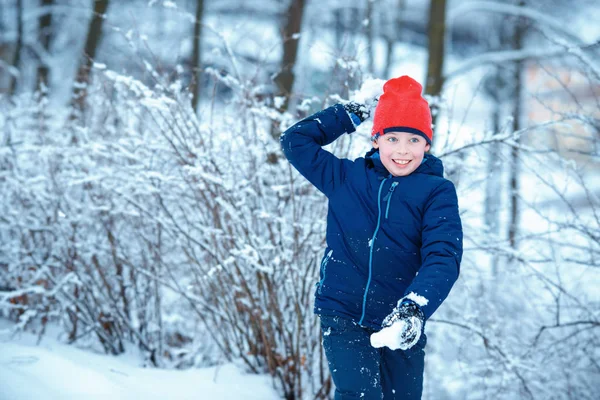 Lindo niño divirtiéndose con bola de nieve lucha invierno —  Fotos de Stock