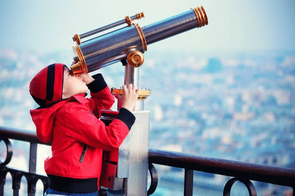 Kind blickt durch Münzfernglas — Stockfoto