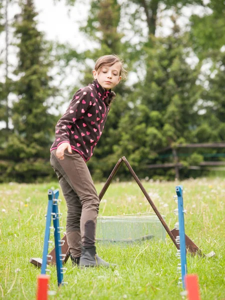 Young girl bulding rabbit showjumping — Stock Photo, Image