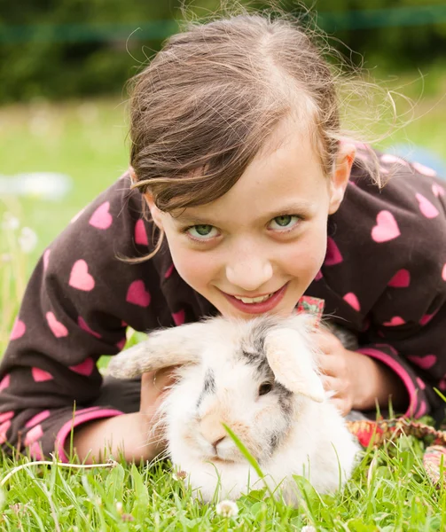微笑的年轻女孩与她的兔子宠物 — 图库照片