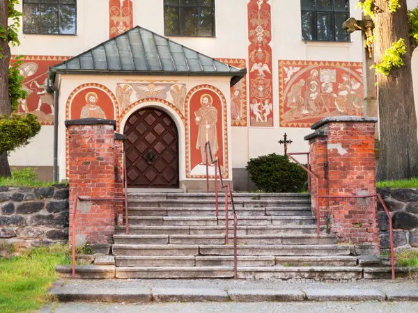 Entrada principal da igreja católica de St. Cunigunde, República Checa — Fotografia de Stock