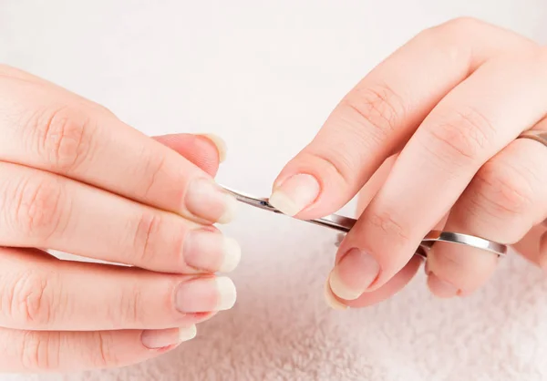 Donna che si fa la manicure, usando le forbici — Foto Stock