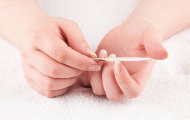 Kadın yapma manikür kendini nailfile kullanarak