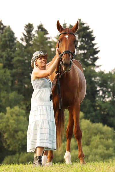 Scena romantica con la donna che accarezza il suo cavallo — Foto Stock