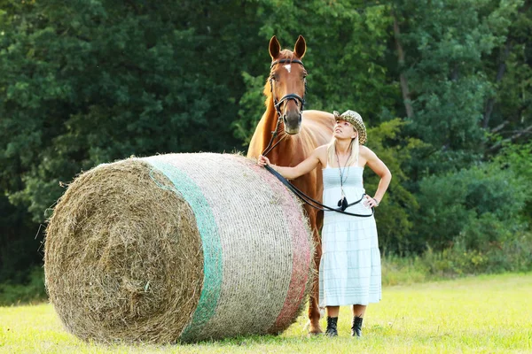 Romantica scena estiva con donna e il suo cavallo sul prato — Foto Stock