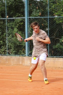 Genç teen çocuk play Tenis yaz