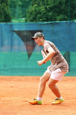 Genç çocuk oyun forehand dönüş od mahkeme