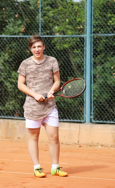 테니스 코트에 어린 소년 숙박 — 스톡 사진