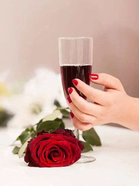 Donna mano con smalto in possesso di vetro di vino rosso — Foto Stock