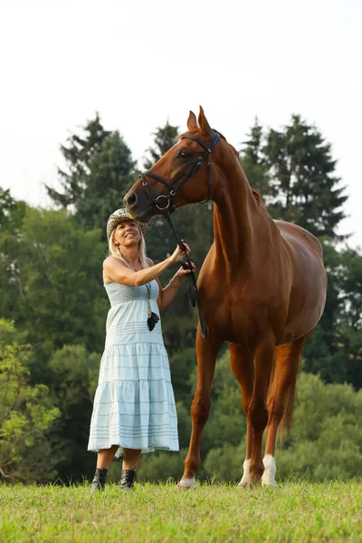 Portrait Woman Her Chestnut Horse — Stock Photo, Image