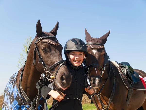 与她的两匹马赢得 Showjumping 比赛后 快乐的年轻女孩的肖像 — 图库照片