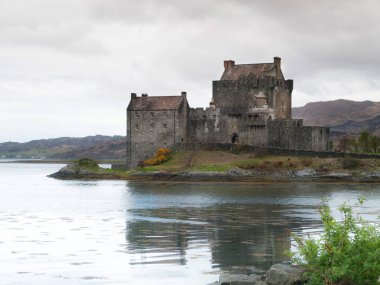 Eilean Donan Kalesi, Loch Duich 'teki gelgit adasında.