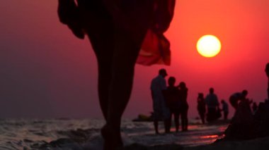 Kıyı boyunca akşam walk