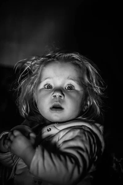 Een kind met een verbaasd kijken — Stockfoto